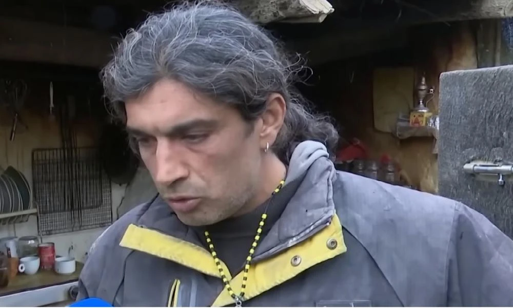 "Έφαγε" πόρτα από την ΕΛ.ΑΣ ο παλαιοχριστιανός στο Παίδων που βρίσκεται ο 15χρονος γιος του (Βίντεο)